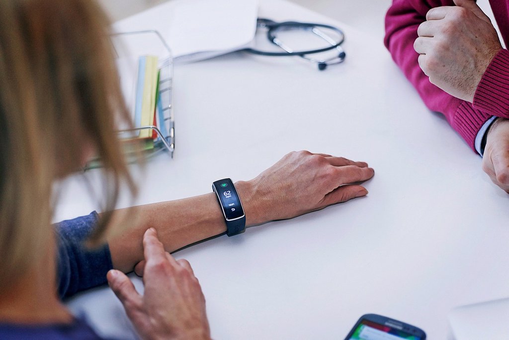 DOCTOR INFORMING A PATIENT ABOUT CONNECTED BRACELETS