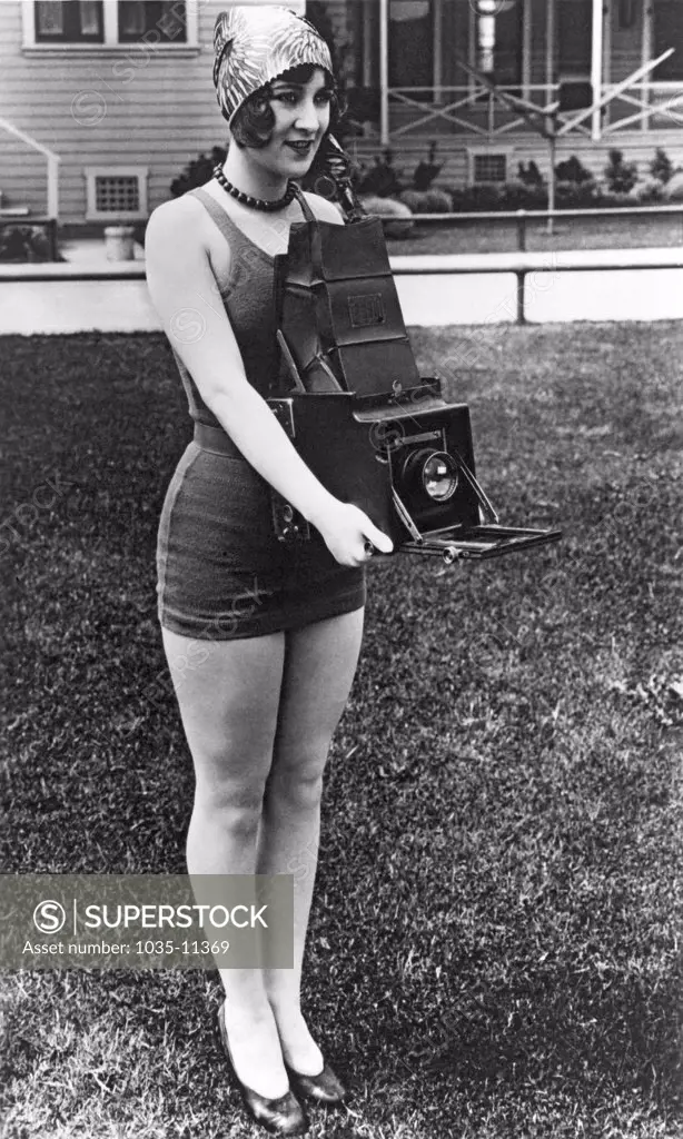 c. 1924 A bathing beauty and her new camera.©Underwood Archives