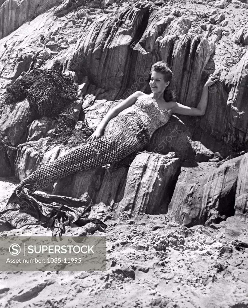 Los Angeles, California:  1947. A young woman poses as a mermaid with the hope of attracting a movie studio's interest.