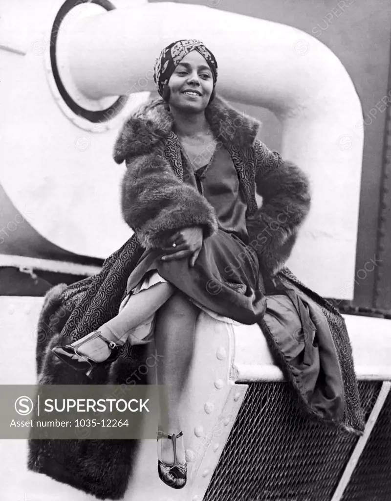 New York, New York:  September 9, 1922. Exotic dancer Princess Nyota Nyoka arrives in New York after being discovered in Paris by Florence Ziegfeld. She will perform with his Ziegfelds' Follies.