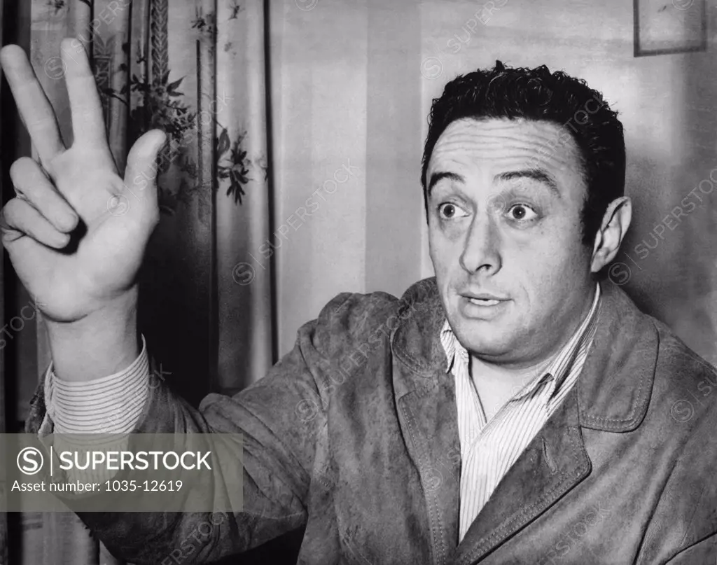 New York, New York:  1962 Comedian and social critic Lenny Bruce