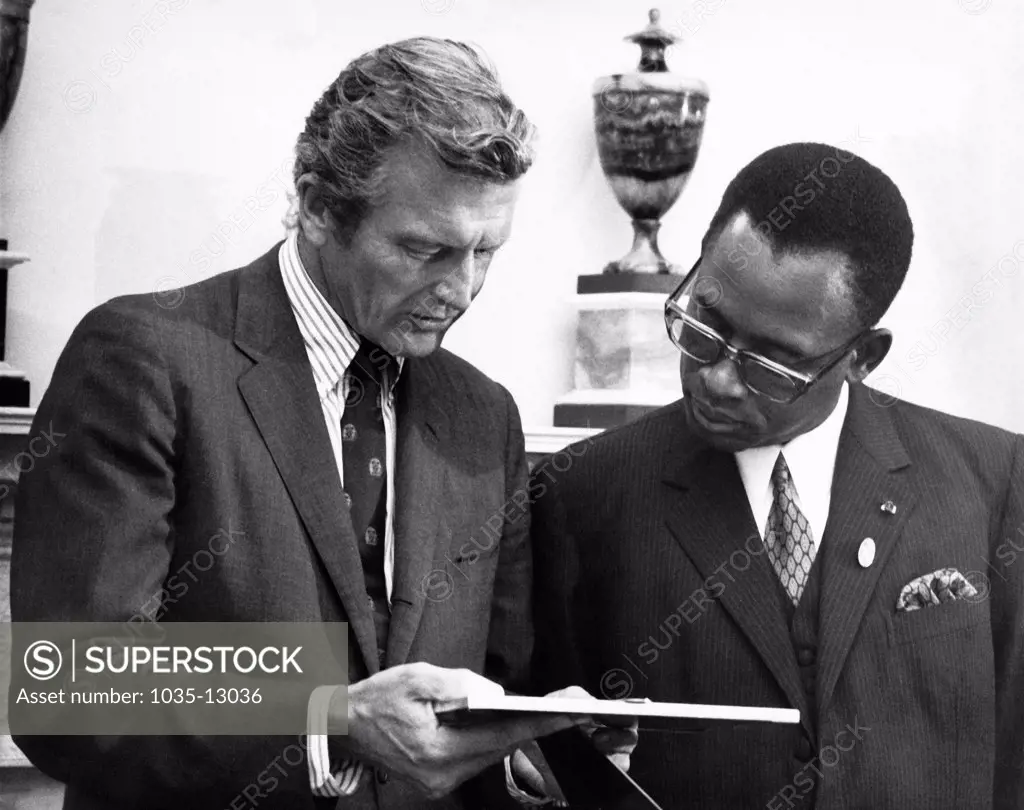 New York, New York:  August 11, 1970 President Joseph Mobutu of the Democratic Republic of the Congo and NY Mayor John Lindsey looking at a picture.