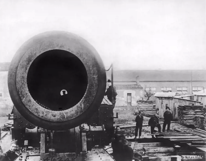 United States:  April 24, 1919 Looking down the muzzle of a 14 inch gun mounted on a railway car that is of the sort that is used against the Germans. A soldier can be seen on the other end, sixty feet away.