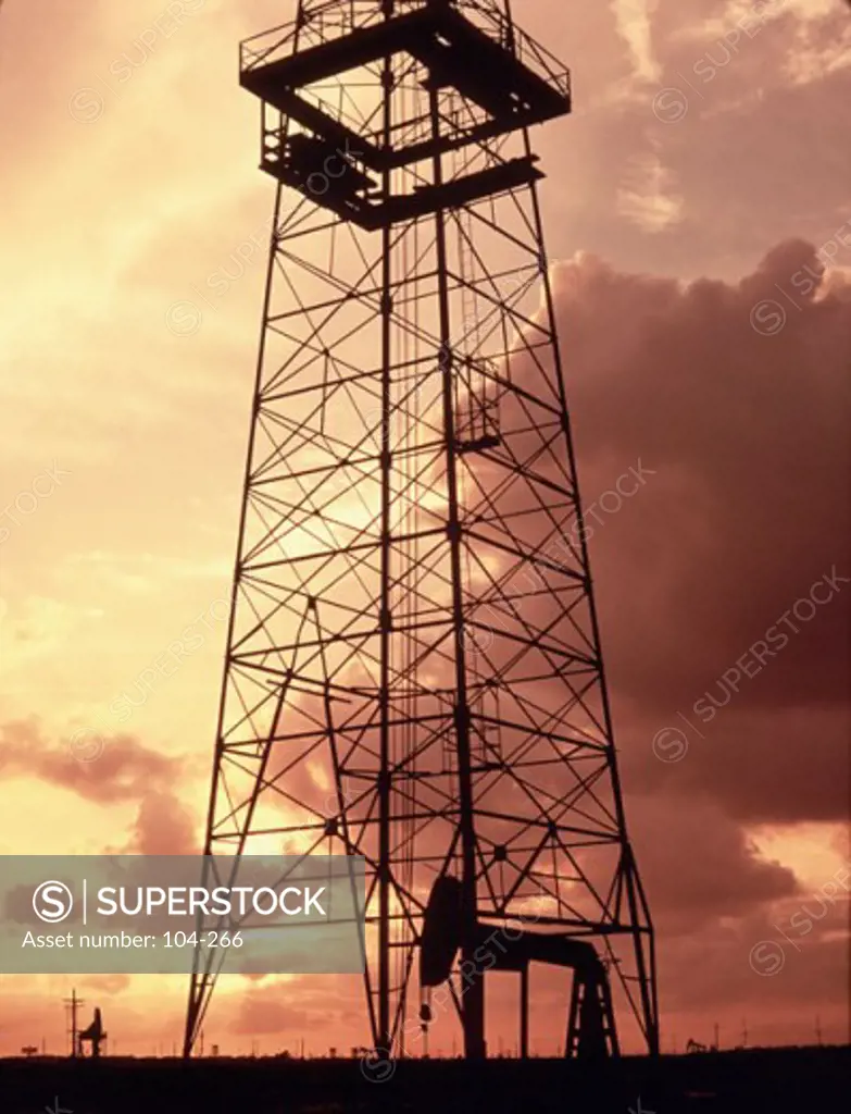 Silhouette of an oil well