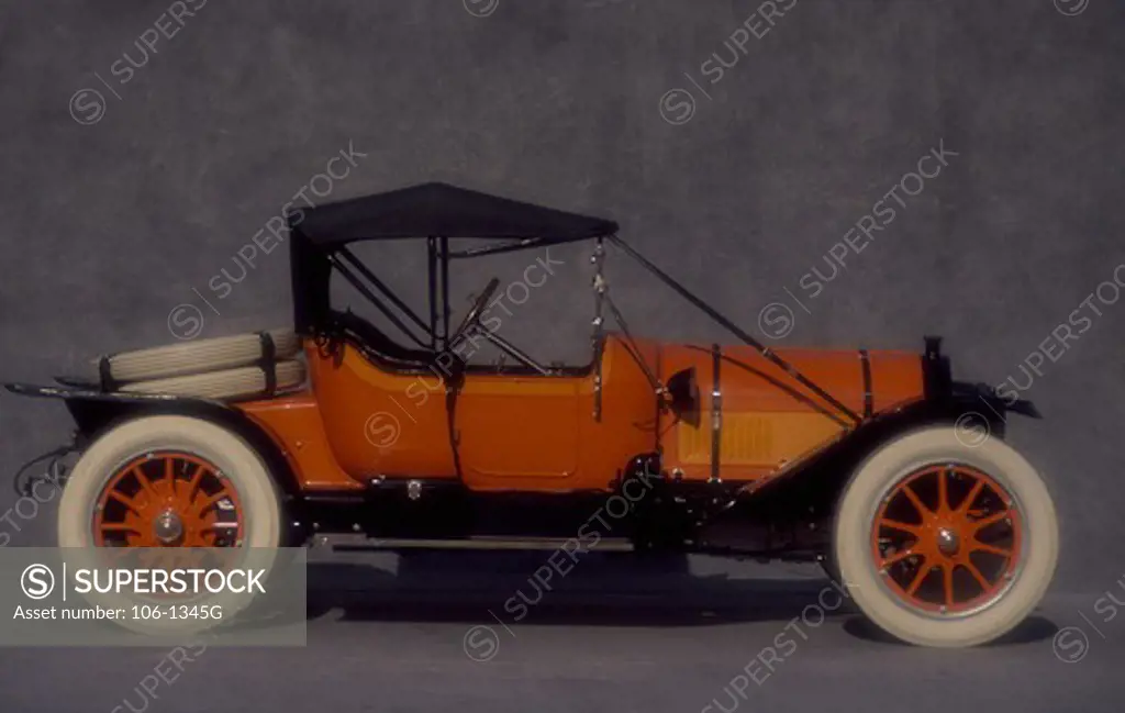 Side profile of a vintage car, 1913 Pope-Hartford