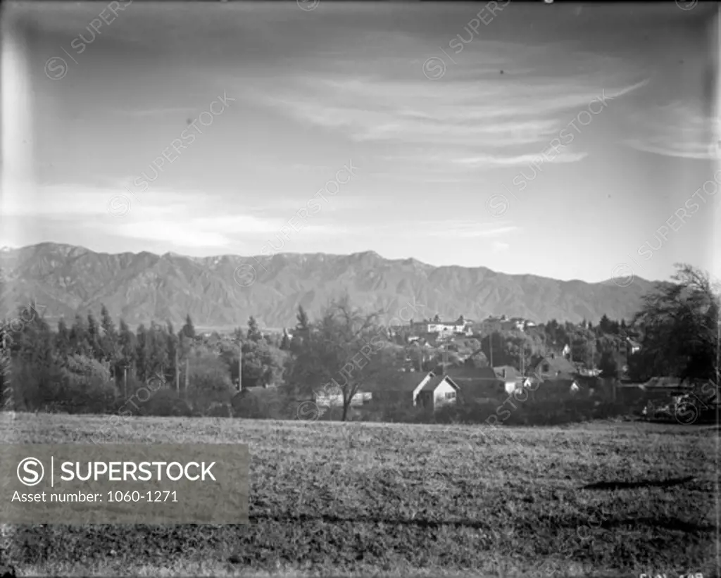HISTORICAL VIEW OF PASADENA: HOTEL GREEN WITH MT. WILSON IN BACKGROUND.