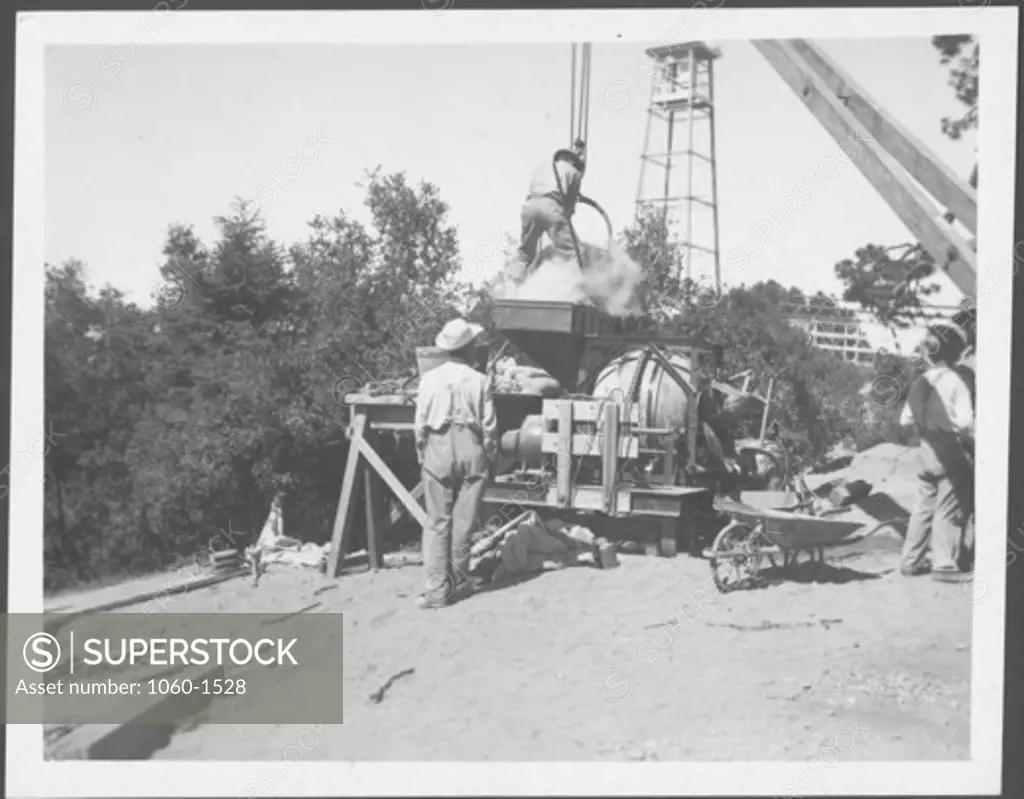 CONCRETE MACHINE FOR LARGE WATER RESERVOIR ON MT. WILSON.