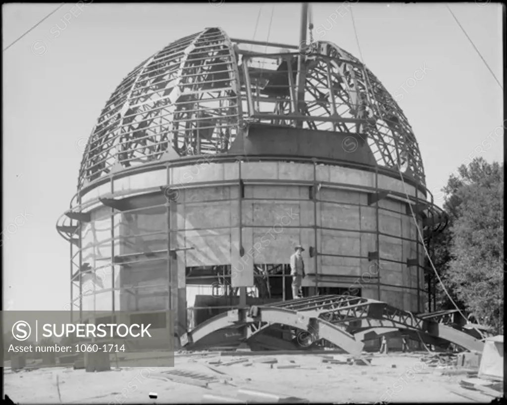 CONSTRUCTION OF 60-INCH DOME AS SEEN FROM THE NORTH; HOISTING UP DOOR AT BOTTOM OF SHUTTER OPENING.