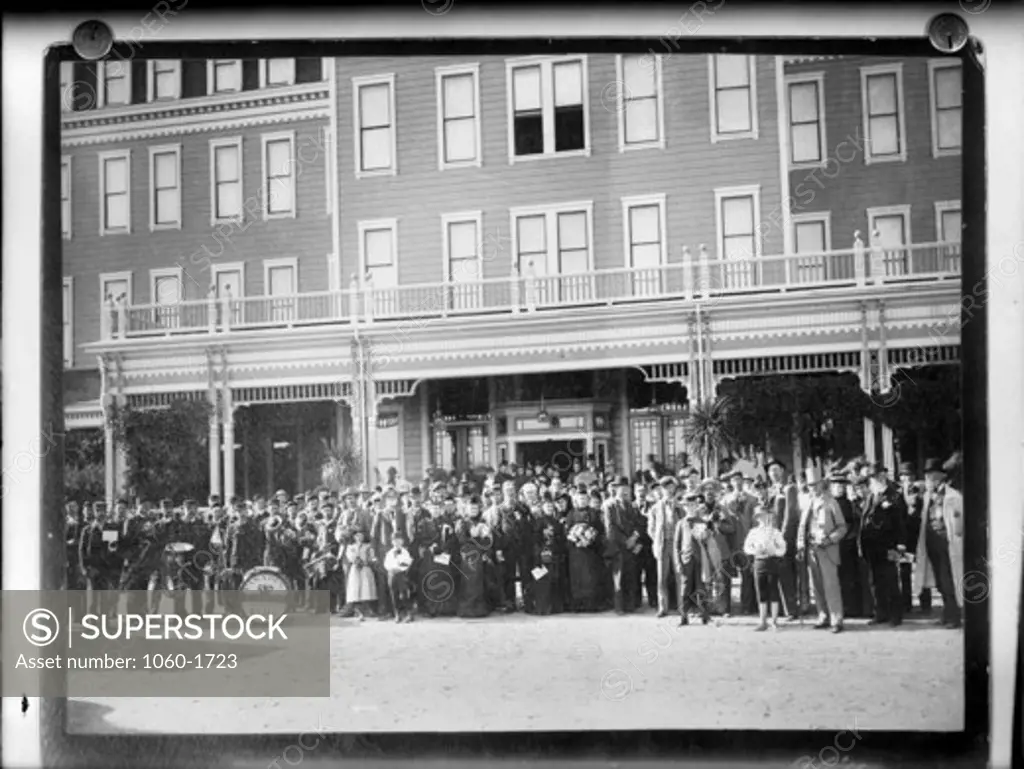 COPY OF PRINT OF LARGE UNIDENTIFIED GROUP IN FRONT OF OLD HOTEL IN PASADENA.