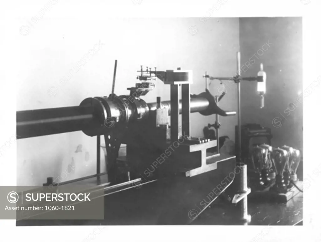 RULING ENGINE ('A' MACHINE) IN MAIN SHOP OF OBSERVATORY -- INTERFERENCE TEST FOR CONCENTRICISM BETWEEN SCREW & PIVOTS (BEARINGS).