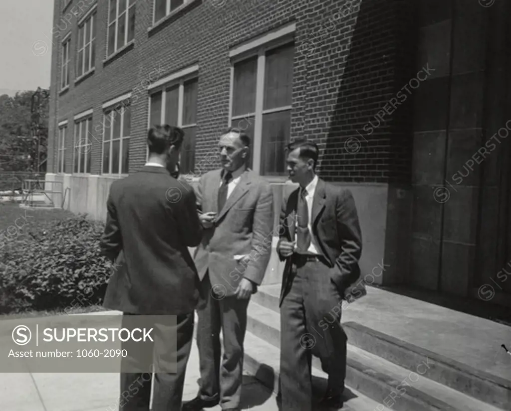 USA, Maryland, Aberdeen, Aberdeen Proving Ground, Ballistic Research Laboratories, Edwin Powell Hubble and two unidentified men outside building