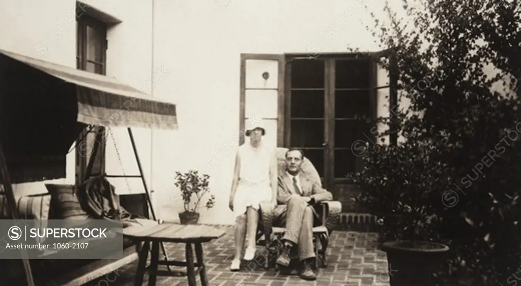 USA, Maryland, Spesutie Island, Haunted House, Grace (Burke) Hubble and Edwin Powell Hubble in front of their rental house