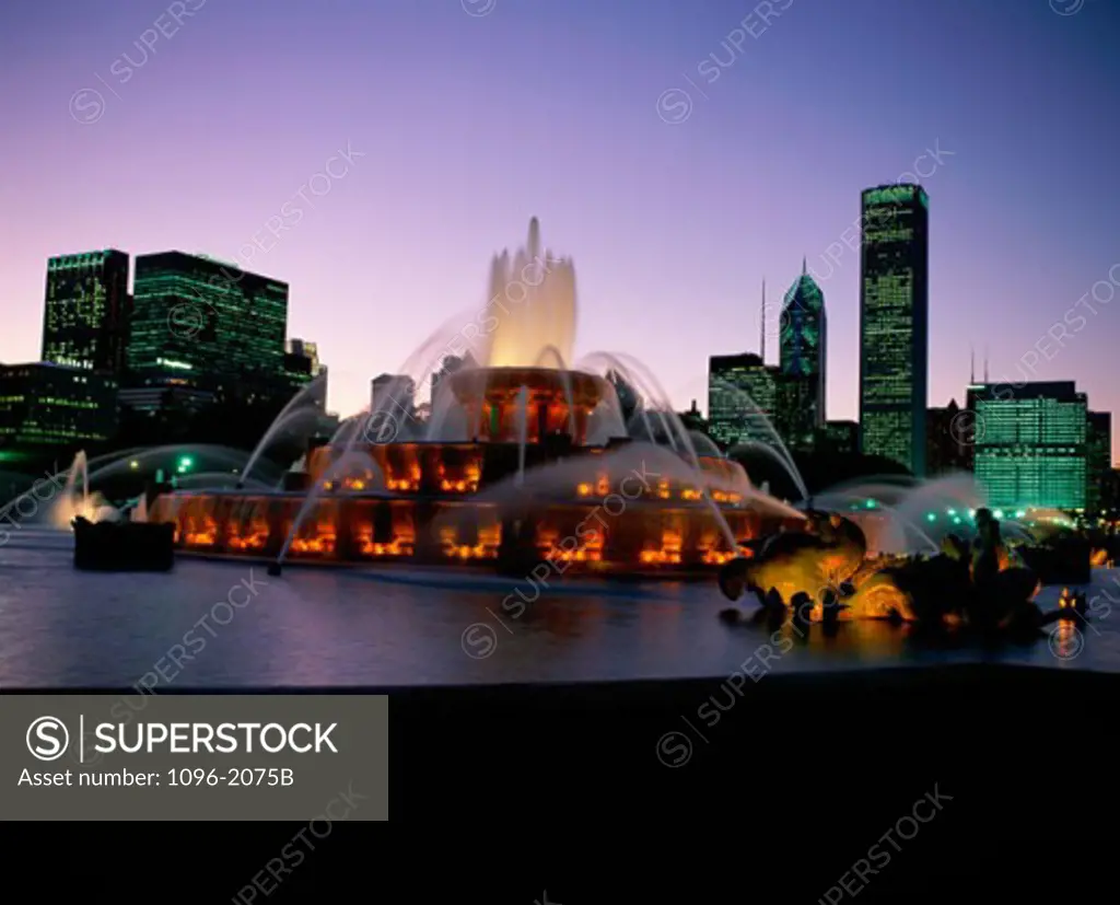 Buckingham Fountain lit up at night, Grant Park, Chicago, Illinois, USA