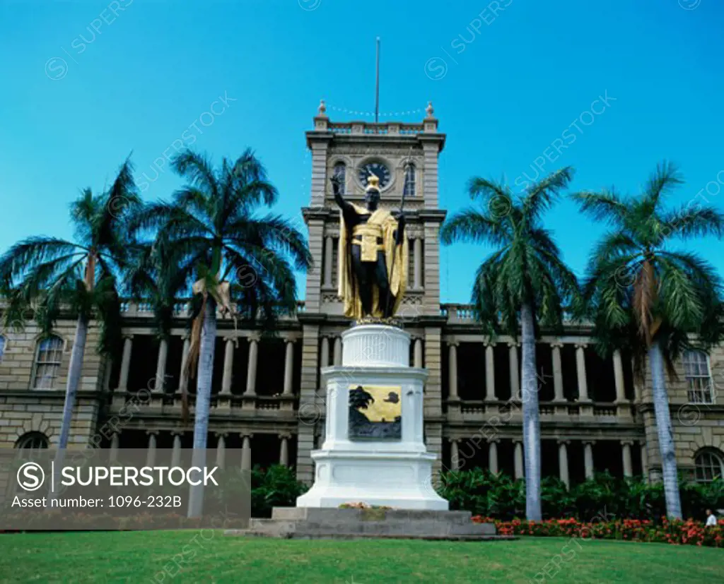 Low angle view of a statue in front of a building, King Kamehameha Statue, Honolulu, Oahu, Hawaii, USA