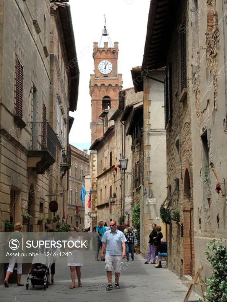 Italy, Tuscany, Province of Siena:  Pienza, street scene