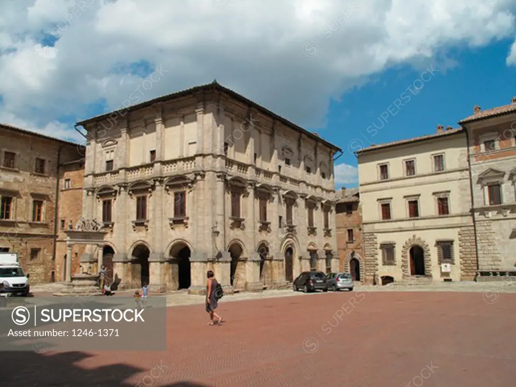 Italy, Tuscany, Province of Siena,  Montepulciano:  Piazza Grande, Palazzo De´Nobili-Tarugi (l.), Palazzo Contucci