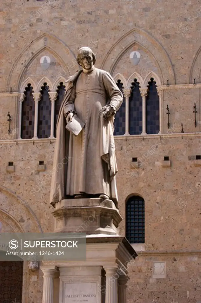 ITALY, Tuscany, Siena: Statue of Sallustio Bandini, Palazzo Salimbeni at rear