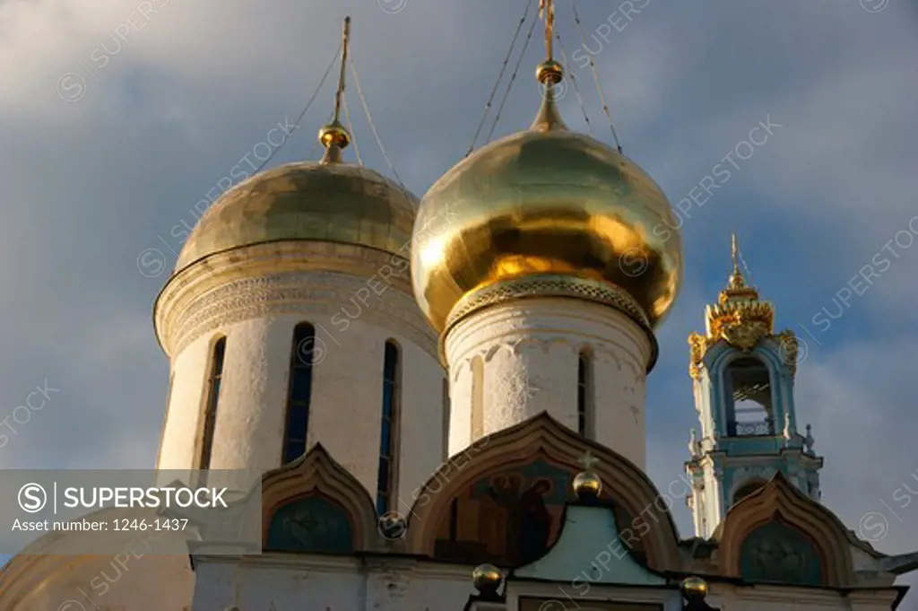 RUSSIA, Moscow, Sergiyev Posad (Zagorsk), Tróice-Sérgijewa Láwra: Towers and cupolas of the Trinity Church and belfry of the Mariae Ascension Cathedral