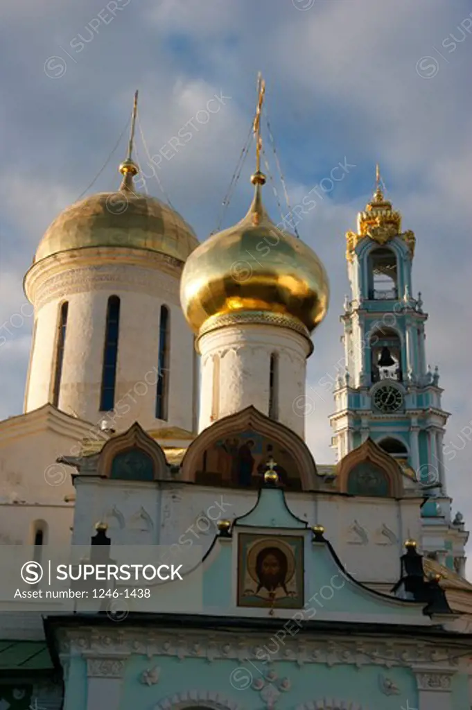 RUSSIA, Moscow, Sergiyev Posad (Zagorsk), Tróice-Sérgijewa Láwra: Towers and cupolas of the Trinity Church, belfry of  the Mariae Ascension Cathedral at rear