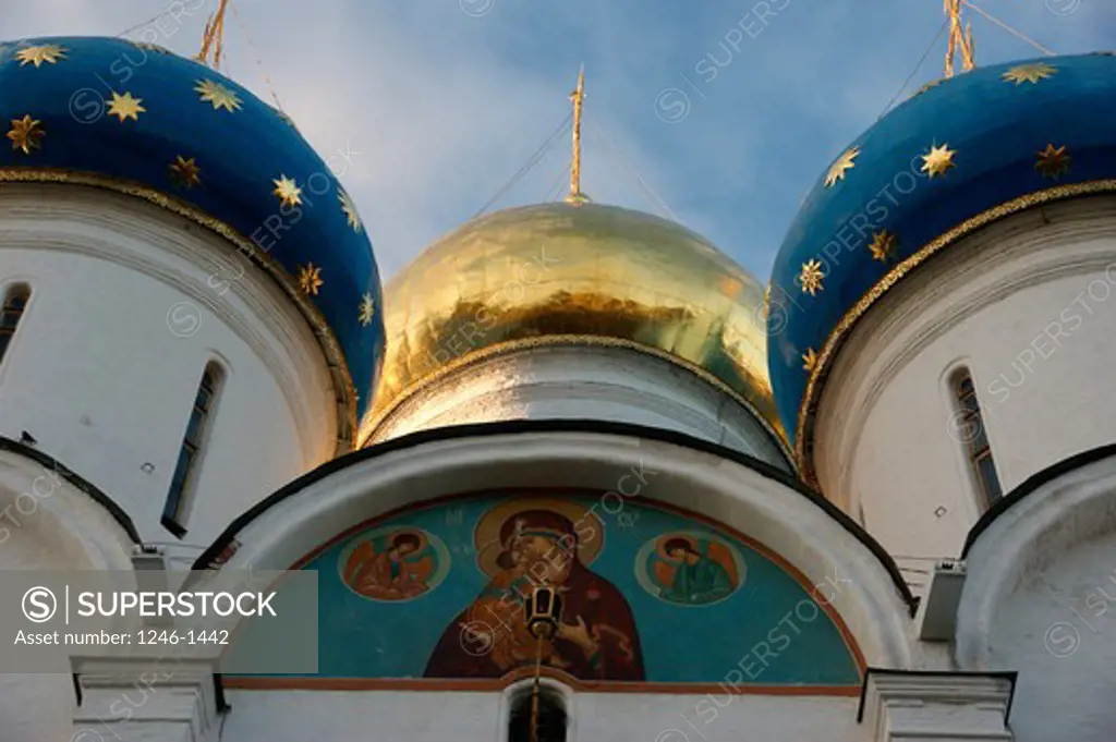 RUSSIA, Moscow, Sergiev-Posad (Zagorsk), Tróice-Sérgijewa  Láwra: Cupolas and painting of the Mariae Ascension Cathedral