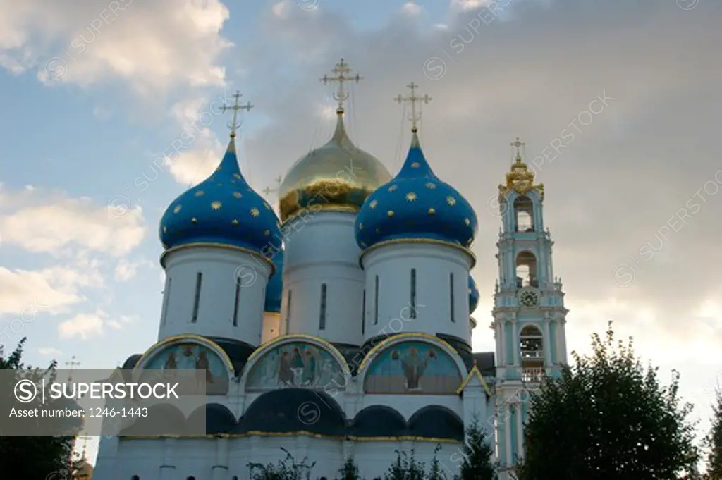 RUSSIA, Moscow, Sergiev-Posad (Zagorsk), Tróice-Sérgijewa  Láwra: The Cathedral of the Mariae Ascencion and belfry