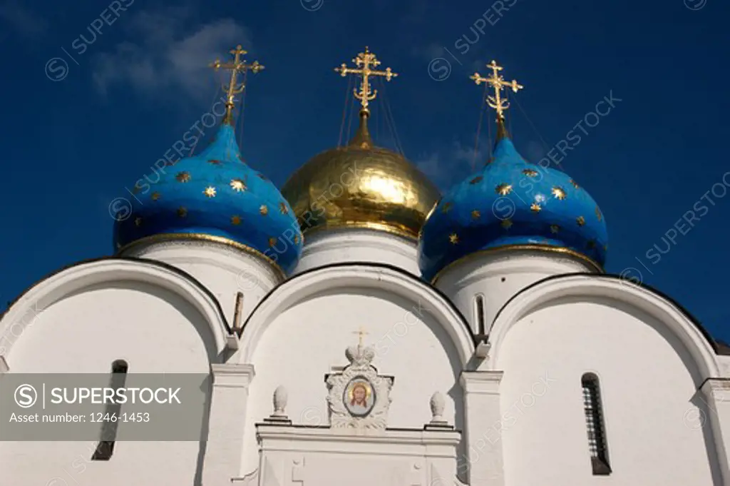 RUSSIA, Moscow, Sergiev-Posad (Zagorsk), Tróice-Sérgijewa  Láwra: Cupolas of the Mariae Ascension Cathedral