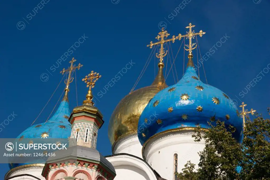 RUSSIA, Moscow, Sergiev-Posad (Zagorsk), Tróice-Sérgijewa  Láwra: Mariae Ascension Cathedral, Chapel  of the Holy Well, towers, cupolas