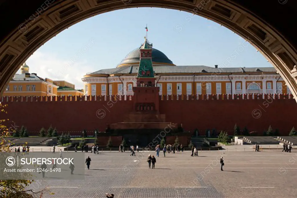 RUSSIA, Moscow, Red Square: Kremlin Wall and Lenin-Mausoleum, senate at rear