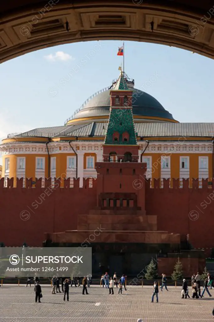 RUSSIA, Moscow, Red Square: Kremlin Wall and Lenin-Mausoleum, senate at rear