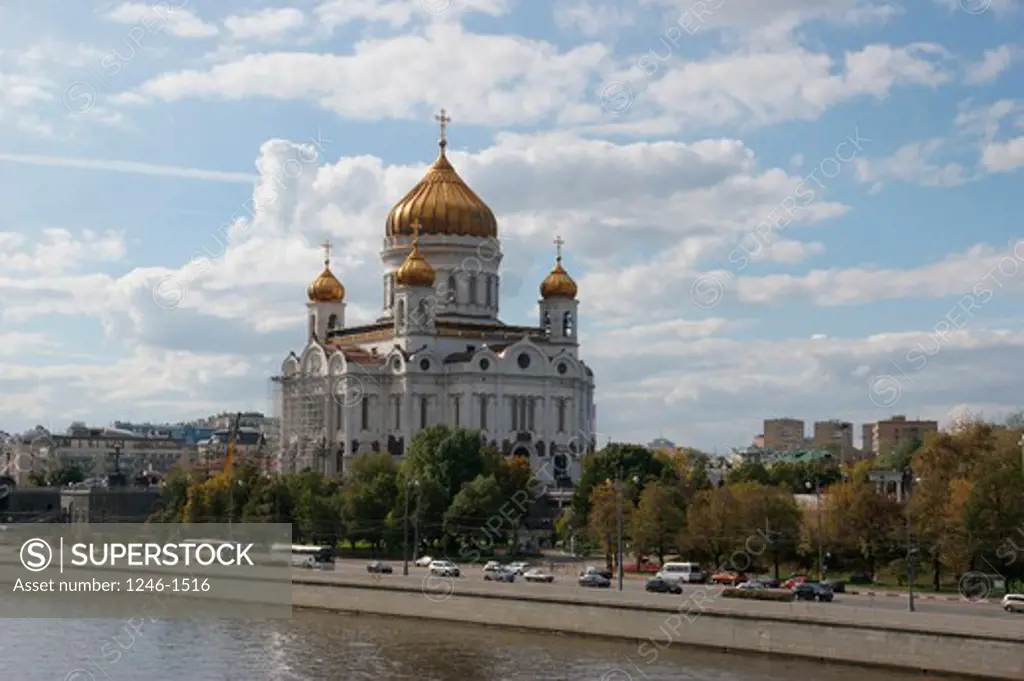 RUSSIA, Moscow:  Christ Redeemer Cathedral, Moskva River