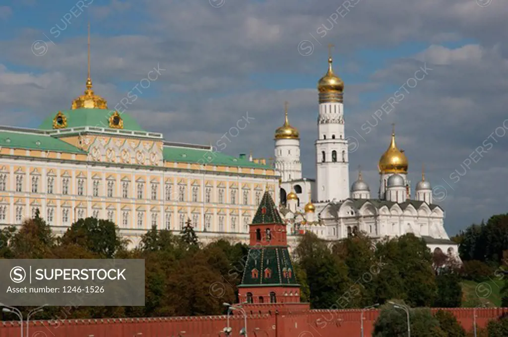 RUSSIA, Moscow: Kremlin Wall, at rear from left - Great Kremlin Palace, Mariae Annunciation Cathedral, Bell Tower Ivan Velikij, Archangel Mikhail Cathedral