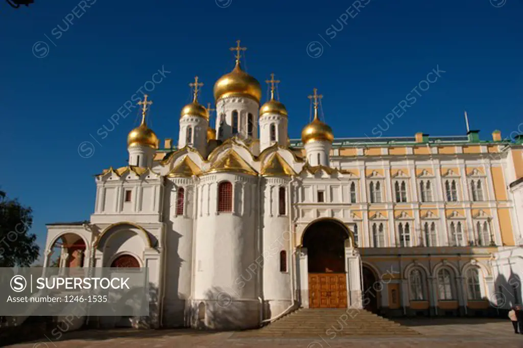 RUSSIA, Moscow, Kremlin: Mariae Annunciation Cathedral, Great Kremlin Palace behind