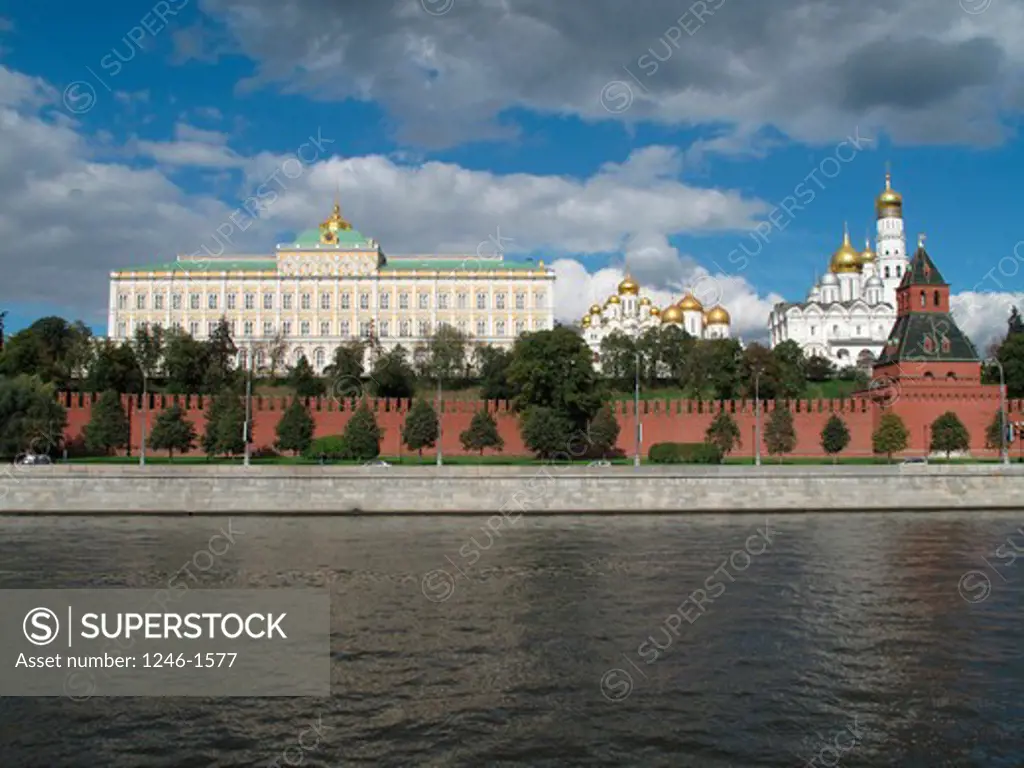 RUSSIA, Moscow: Kremlin Wall, at rear from left - Great Kremlin Palace, Mariae Annunciation Cathedral, Mariae Ascension Cathedral, Archangel Mikhail Cathedral, Bell Tower Ivan Velikij