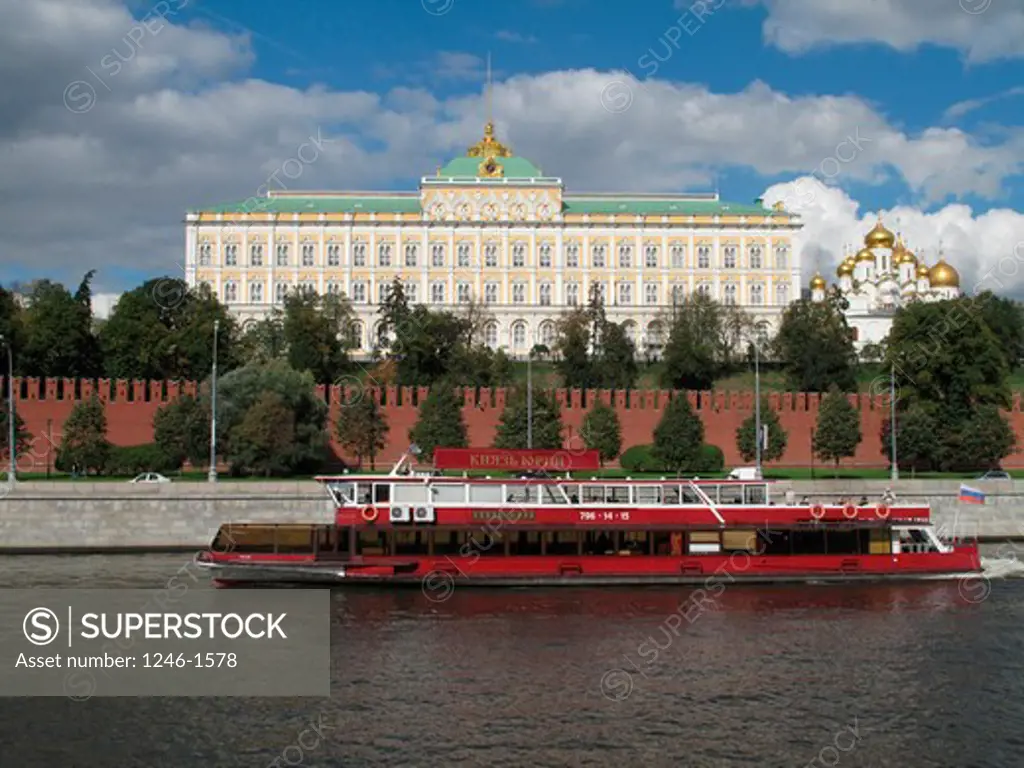 RUSSIA, Moscow: Kremlin Wall, Great Kremlin Palace, Moskva River, excursion ship