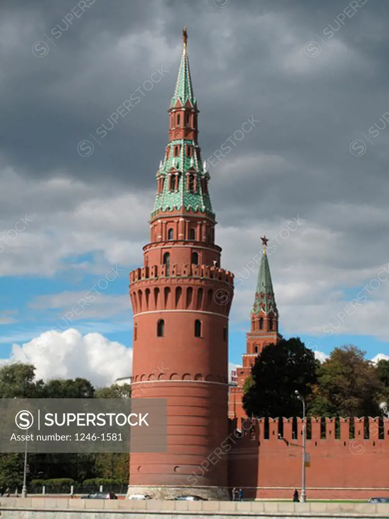 RUSSIA, Moscow, Kremlin: Kremlin Wall, Water tower in front, Borovickij entrance-tower behind