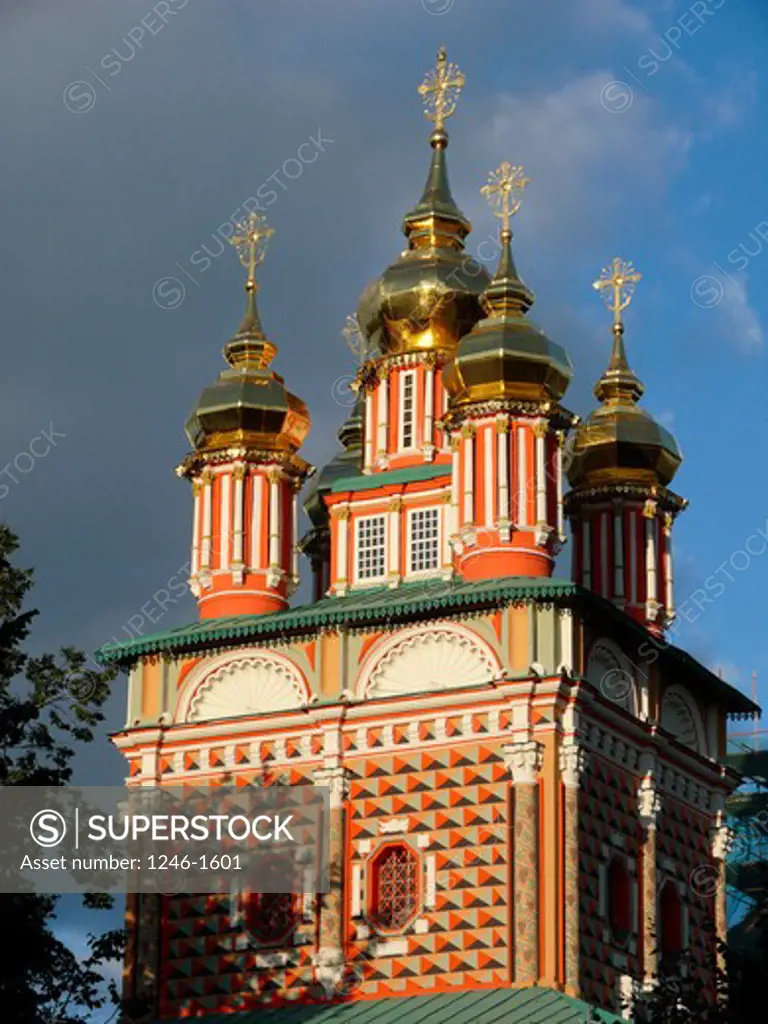 RUSSIA, Moscow, Sergiev-Posad (Zagorsk), Tróice-Sérgijewa  Láwra: Golden cupolas of the church of John the Baptist
