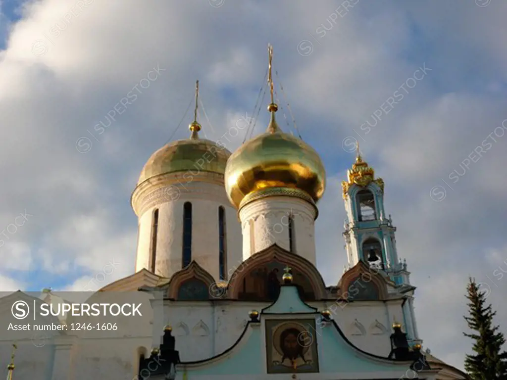 RUSSIA, Moscow, Sergiev-Posad (Zagorsk), Tróice-Sérgijewa  Láwra: Towers and cupolas of the Trinity Church and belfry of the Mariae Ascension Cathedral