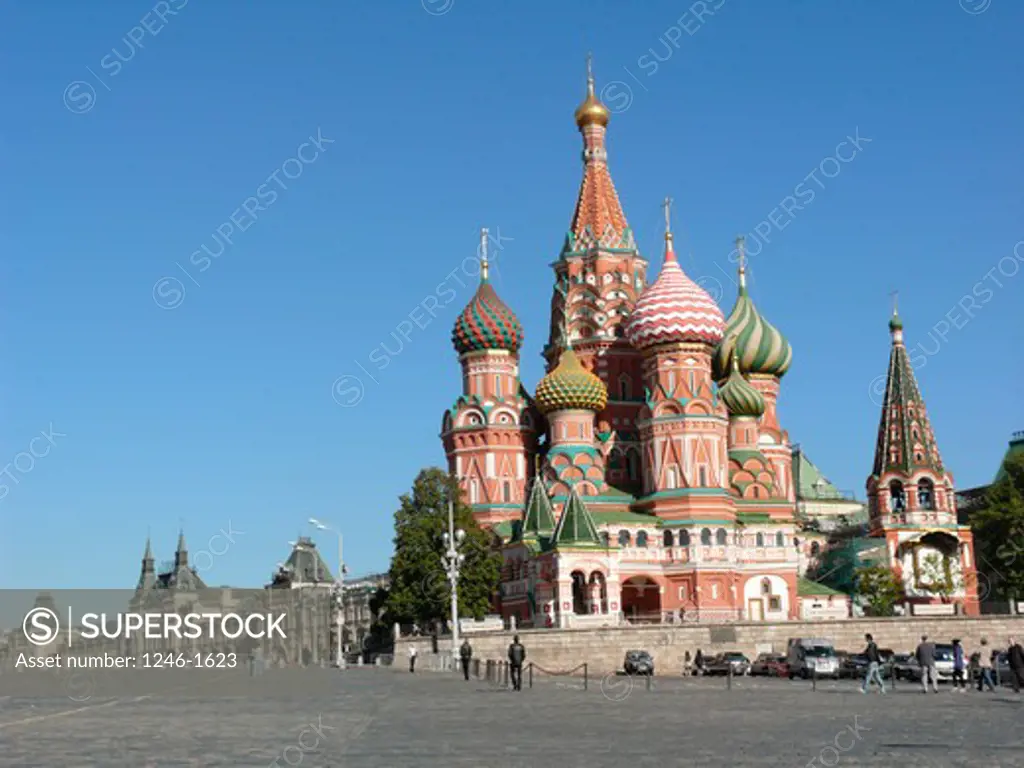 RUSSIA, Moscow, Red Square: Basilius Cathedral, GUM-Shoppingcentre at rear
