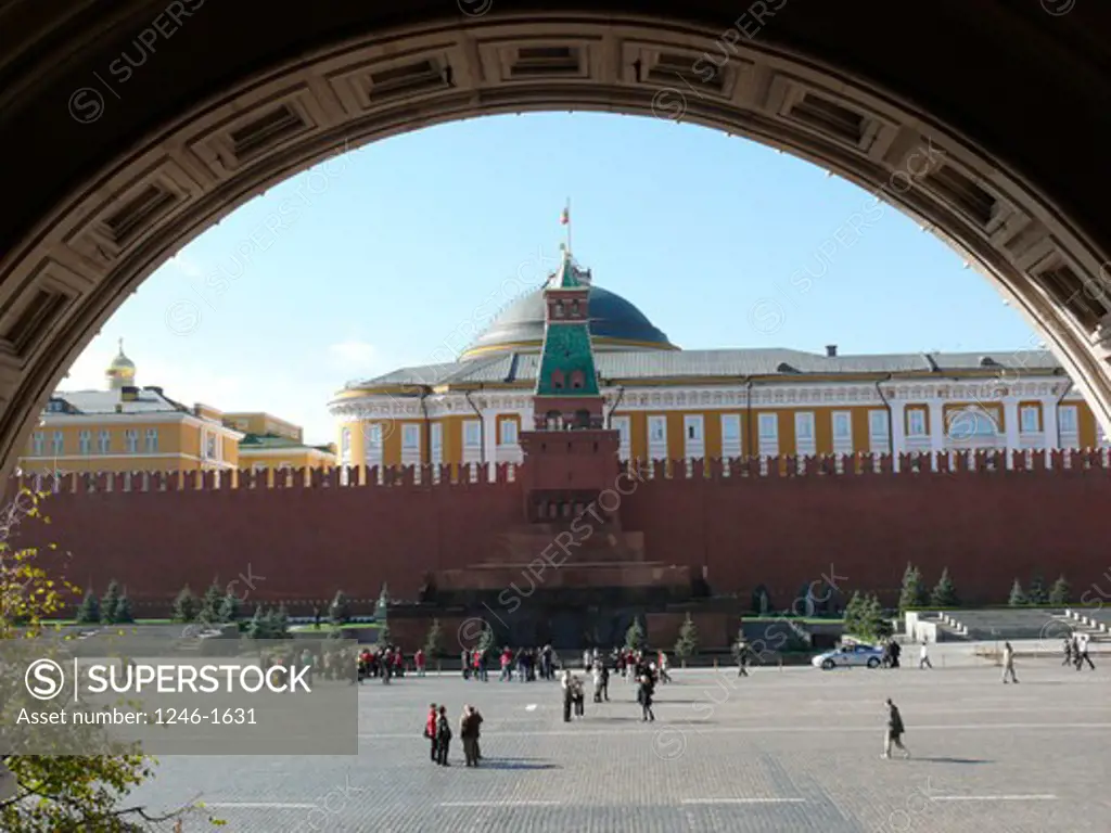 RUSSIA, Moscow, Red Square: Kremlin Wall and Lenin-Mausoleum, senate behind