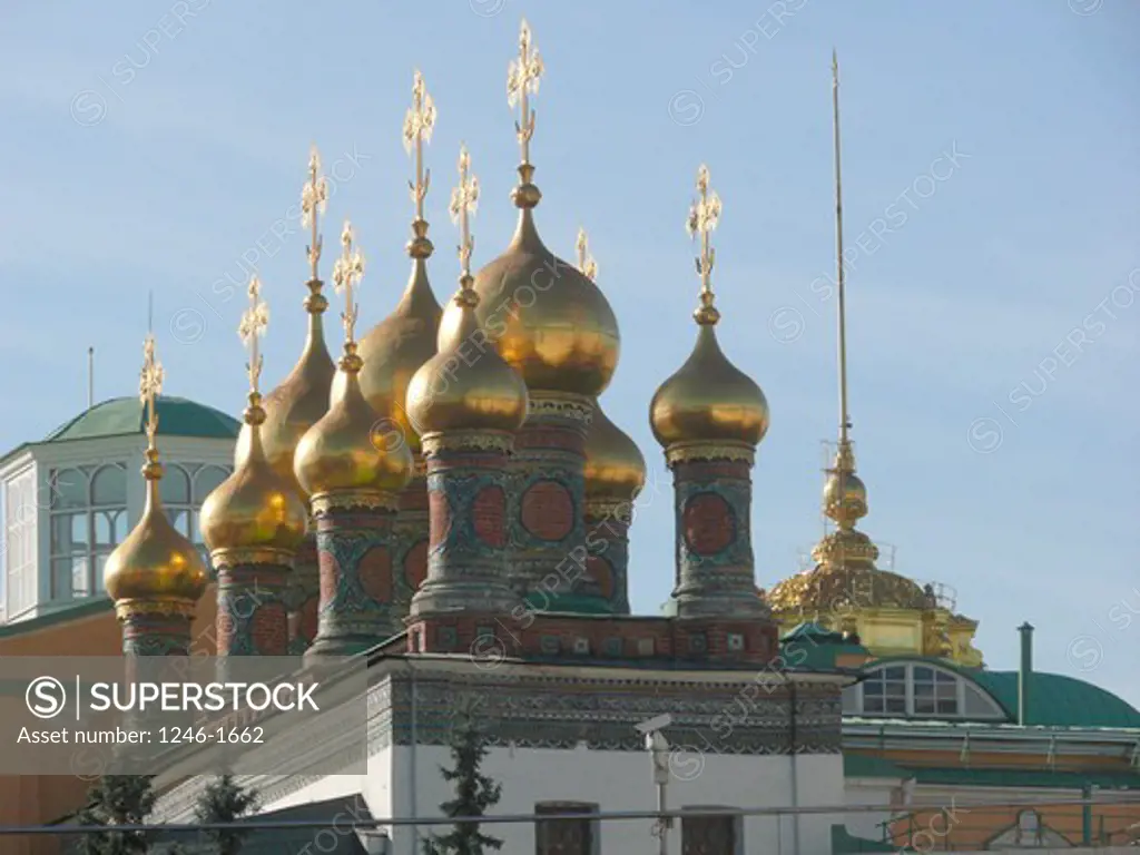 RUSSIA, Moscow, Kremlin: Golden cupolas of the Terempalace-Churches ( l.), golden roof of the Great Kremlin Palace on the right