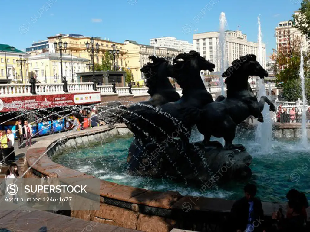 RUSSIA, Moscow: City centre, visitors recreation park at Manezhnaya square, fountain