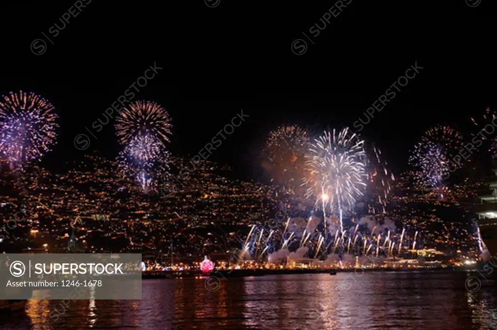 PORTUGAL, Madeira, Funchal: World famous Silvester fire-works over the harbour with city at rear