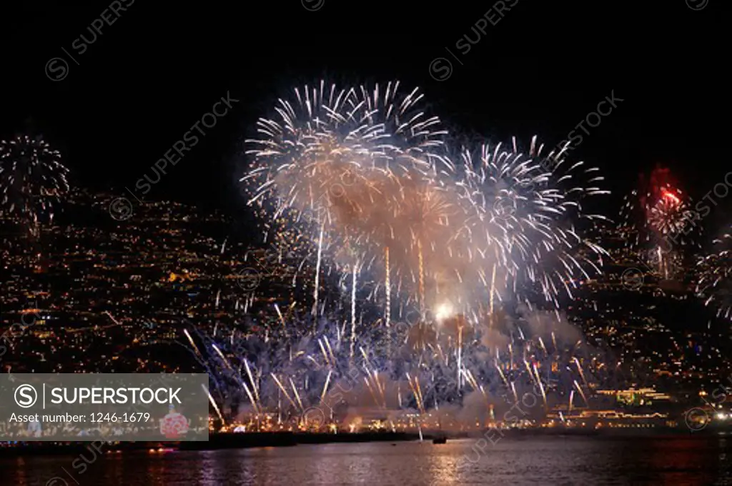 PORTUGAL, Madeira, Funchal: World famous Silvester fire-works over the harbour with city at rear