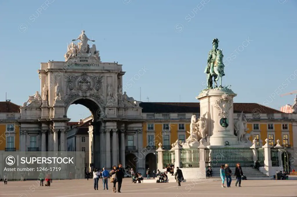 PORTUGAL, Lisbon: Praca do Comercio  with monument of King  Joao I., triumphal arch