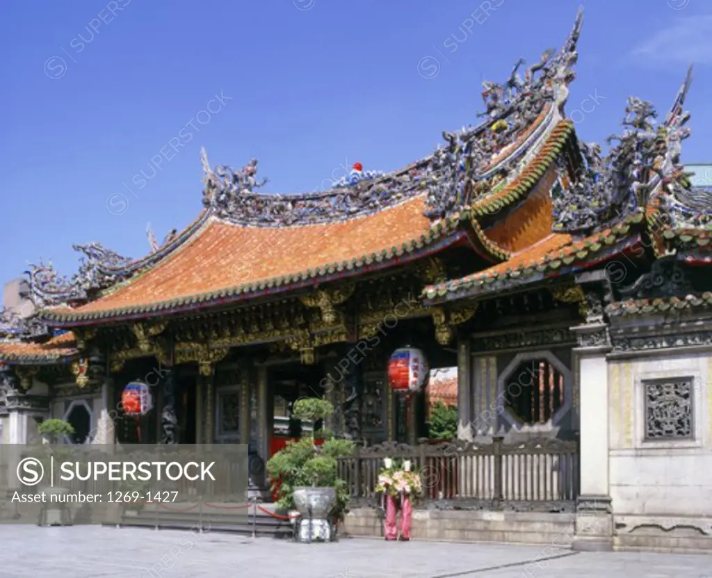 Facade of a temple, Lungshan Temple, Taipei, Taiwan