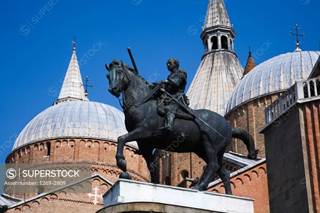 Equestrian monument of Erasmo de Narni by a basilica, Gattamelata Monument, Basilica of Saint Anthony, Padua, Veneto, Italy