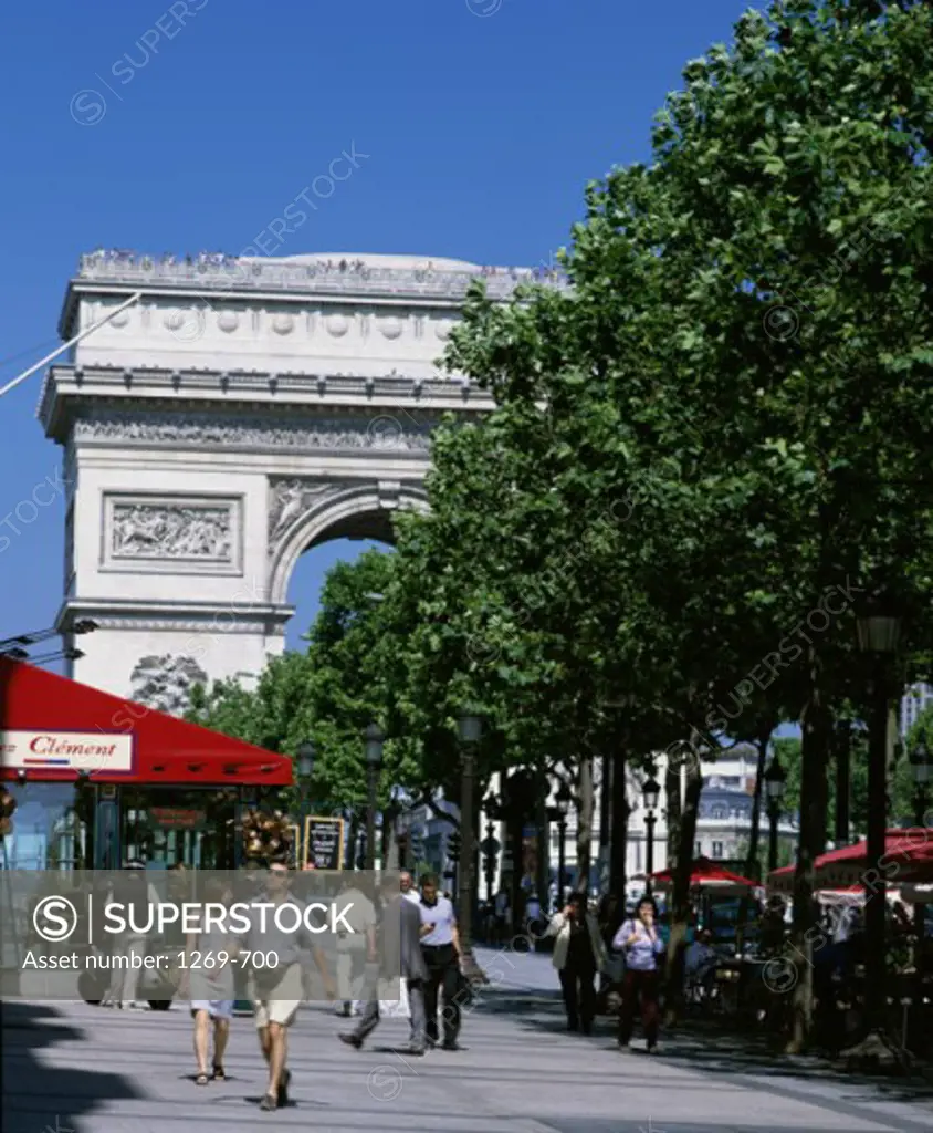 Tourists walking in front of a monument, Arc de Triomphe, Paris, France