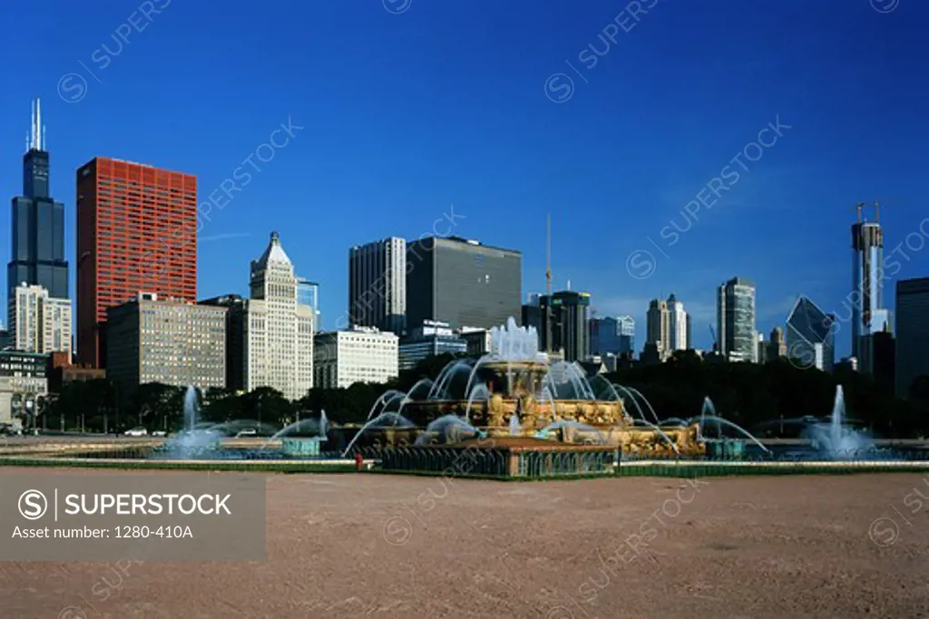 Fountain in a park with skyscrapers in the background, Buckingham Fountain, Grant Park, Sears Tower, Chicago, Illinois, USA