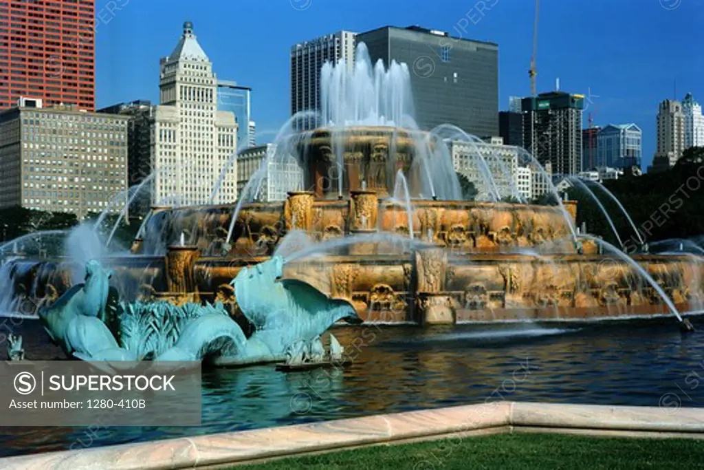 Fountain in a park with skyscrapers in the background, Buckingham Fountain, Grant Park, Chicago, Illinois, USA