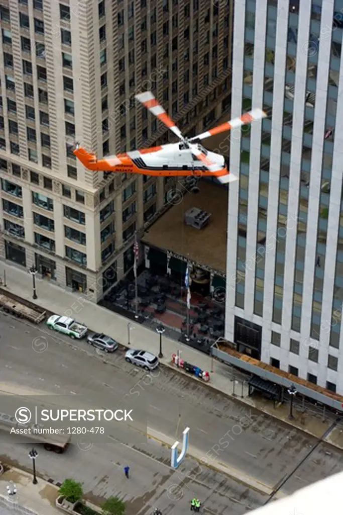 USA, Chicago, Wacker Drive, Letter U deposited by helicopter in front of Kemper Building